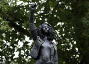 Razzismo, la statua di Colston è stata sostituita da una scultura di Quinn