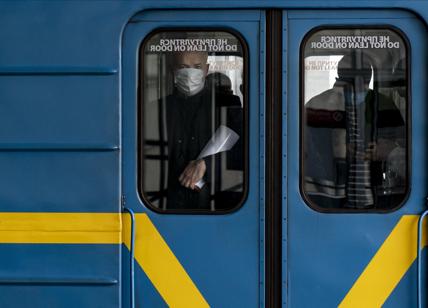 Ucraina, uomo armato e con esplosivi sequestra bus: venti persone in ostaggio
