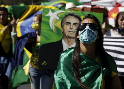 Il Brasile con 3000 morti al giorno “ringrazia” il negazionista Bolsonaro