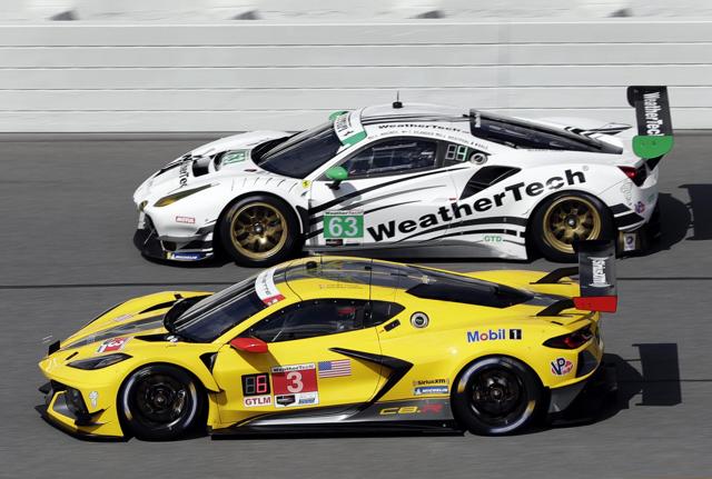 La Ferrari 488 GT3 (in bianco) al circuito di Daytona (LaPresse) La Ferrari 488 GT3 (in bianco) al circuito di Daytona (LaPresse)