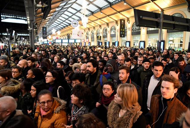Francia, prosegue la rivolta sulle pensioni. Oltre 300 chilometri di coda
