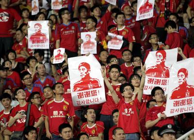 Alcuni tifosi cinesi  durante una partita della Chinese Super League (LaPresse)
