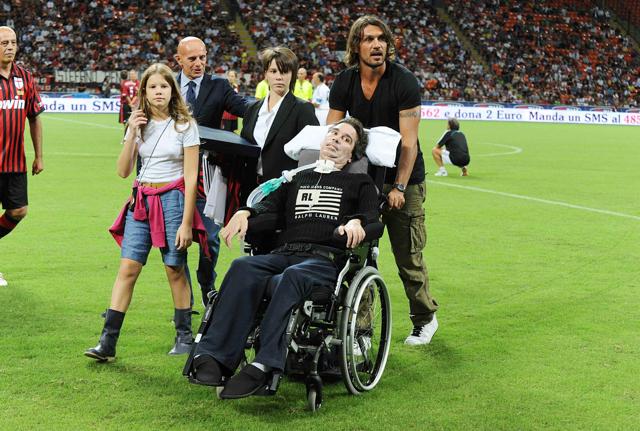 Paolo Maldini trascina l'ex Milan e Fiorentina Stefano Borgonovo, malato di Sla e morto nel 2013 (LaPresse) Paolo Maldini trascina l'ex Milan e Fiorentina Stefano Borgonovo, malato di Sla e morto nel 2013 (LaPresse)