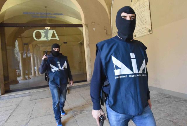 Alcuni uomini della Direzione Investigativa Antimafia (LaPresse)