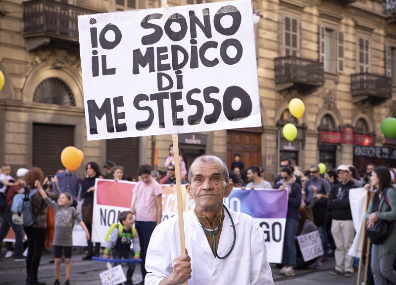 Una manifestazione no vax Una manifestazione no vax