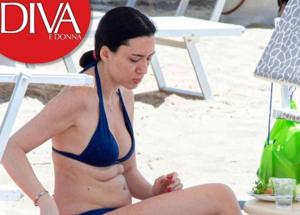 Lucia Azzolina, un po' di relax Ministra paparazzata in bikini