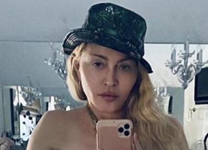 Madonna in topless, selfie esplosivo in bagno
