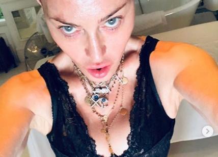 MADONNA, TOPLESS CON STAMPELLA. VIA IL REGGISENO.. FOTO