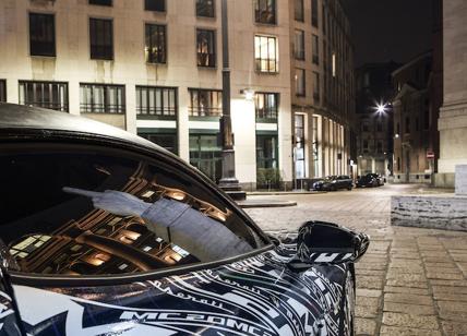 La nuova Maserati MC20 sfreccia nella notte milanese