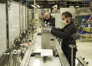 Coronavirus: Seat dalla produzione di automobili ai respiratori