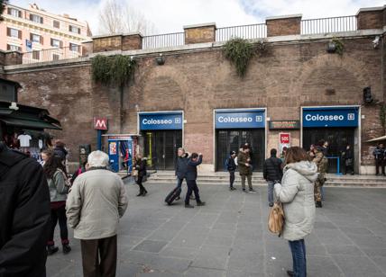 Coronavirus a Roma, uomo sviene sulla Metro B: panico alla fermata Colosseo