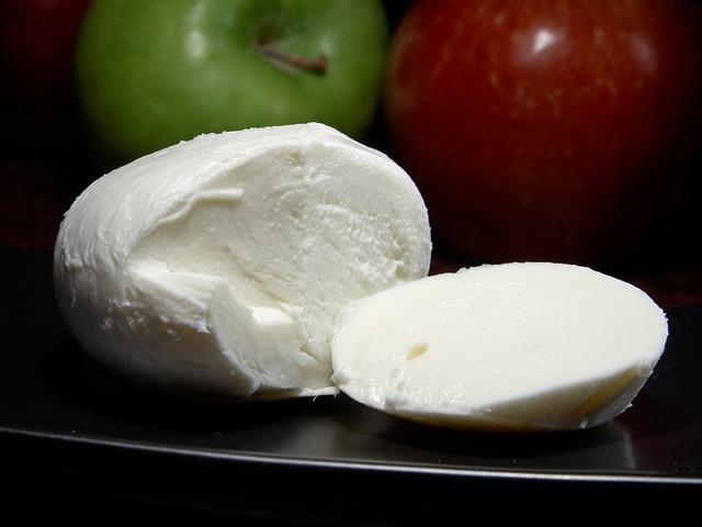 Colesterolo, tra i formaggi che si possono mangiare c'è la mozzarella Colesterolo, tra i formaggi che si possono mangiare c'è la mozzarella
