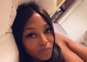 NAOMI CAMPBELL TOPLESS NOTTURNO: SELFIE MOZZAFIATO. Le foto delle Vip