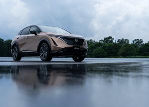 ARI(Y)A nuova per Nissan, debuttano logo e crossover coupe’ elettrico
