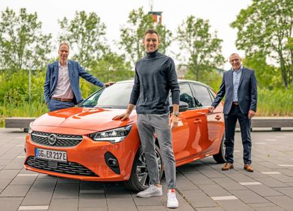 Niklas Kaul in tour con una Opel Corsa-e