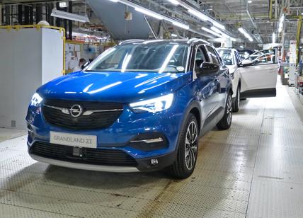 Opel presenta la Grandland X Hybrid Plug-in a trazione anteriore