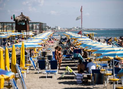 Picchia e rapina donna in spiaggia ad Ostia: il ladro incastrato dai tatuaggi