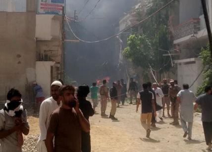 Pakistan, attacco alla Borsa di Karachi: 6 morti