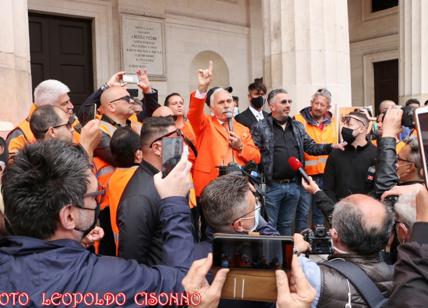 Arancioni a Bari, tra lira italica e radiazioni elettromagnetiche