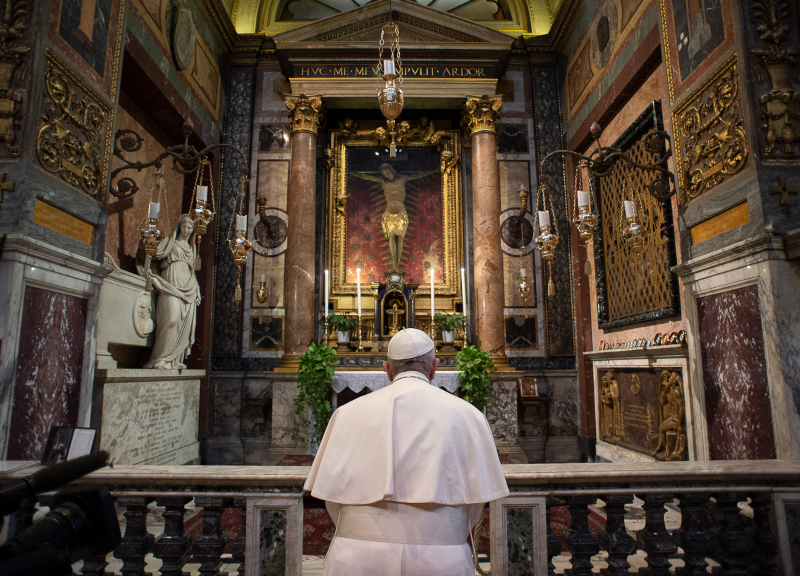 papa francesco crocifisso miracoli