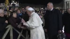 Papa Francesco schiaffeggia una fedele. Il video
