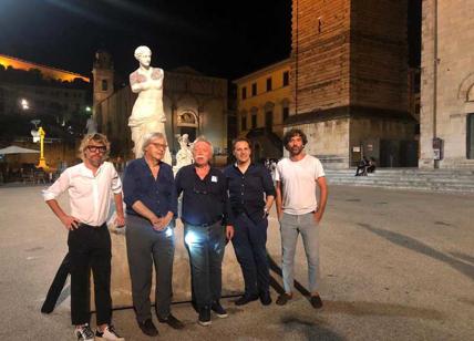 Pietrasanta, Vittorio Sgarbi visita la mostra di Fabio Viale nel centro città