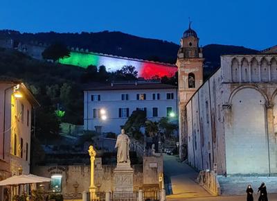Pietrasanta Rocca di Sala illuminata tricolre di Daniele Taccola
