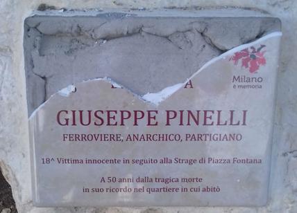 Piazza Fontana: spaccata a Milano targa dedicata a Pinelli in Piazza Segesta