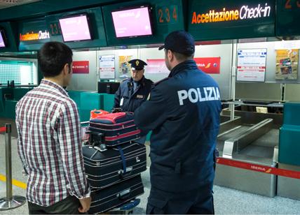 Corruzione, arrestati 2 poliziotti: soldi per eludere controlli all'aeroporto
