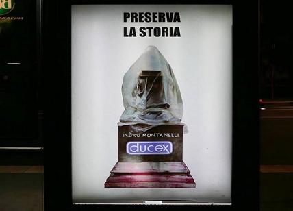 Montanelli, statua avvolta da un preservativo: blitz dello street artist. FOTO