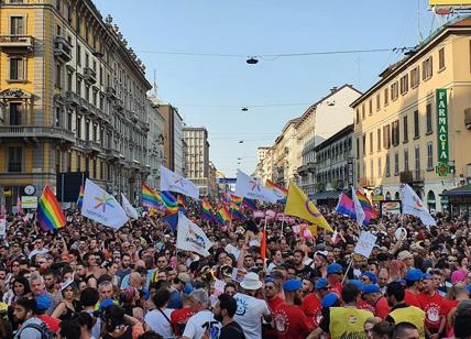 Pride, la facciata di Palazzo Marino si illumina con i colori dell'arcobaleno