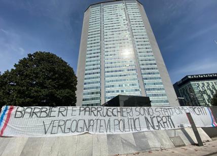 Coronavirus Milano: protesta parrucchieri davanti al Pirellone. Foto
