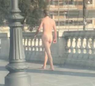 roma un uomo passeggia nudo sul ponte di corso vittorio 1294486 tn