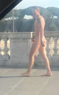 roma un uomo passeggia nudo sul ponte di corso vittorio 1294487 tn roma un uomo passeggia nudo sul ponte di corso vittorio 1294487 tn