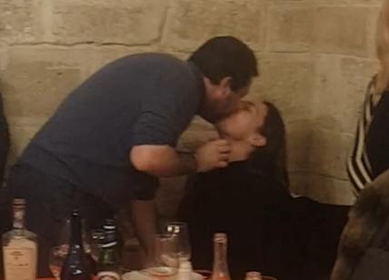 Salvini-Verdini amore al bacio. La foto. Tour in Puglia per giubilare Fitto