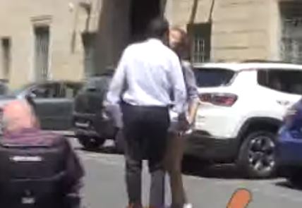 Francesca Verdini accompagna Salvini in ufficio e lo saluta col bacio. VIDEO