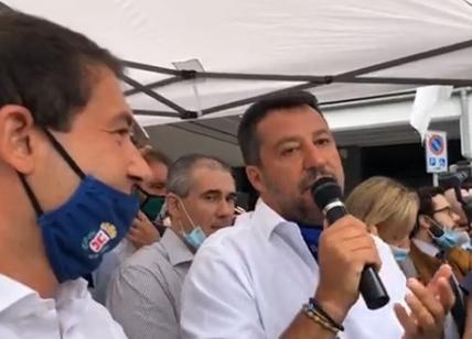 Salvini regala la sua mascherina a un supporter: "Mettetela o ci arrestano"
