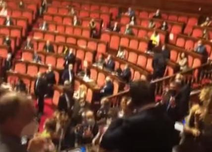 Salvini si asciuga le lacrime: commosso per l'applauso dei colleghi. VIDEO