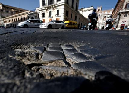 Sampietrini Roma, FdI vota con i “dissidenti” M5S contro Raggi: è rottura