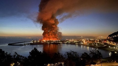San Francisco, incendio a Fisherman's Wharf: distrutta parte del molo simbolo