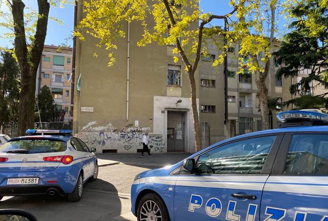 Polizia nel quartiere Aler di San Siro Polizia nel quartiere Aler di San Siro