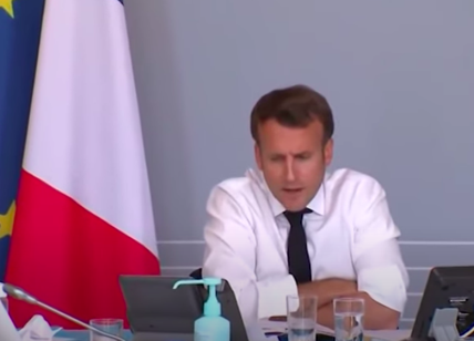Covid, spettinato e con le maniche su: critiche a Macron per il look informale