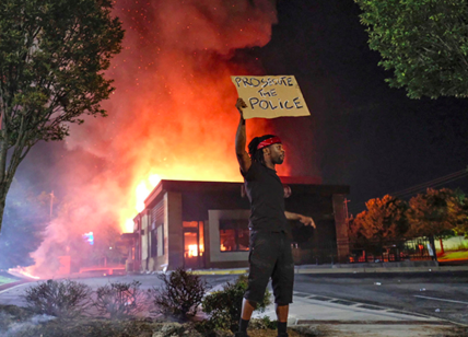 Atlanta, rabbia e notte di proteste. Si dimette il capo della polizia
