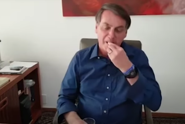 Bolsonaro e la medicina presa in diretta dopo l'annuncio della sua positività