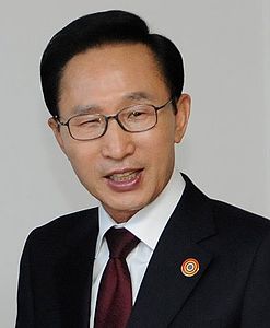 Sud Corea, ex-presidente condannato a 17 anni per corruzione