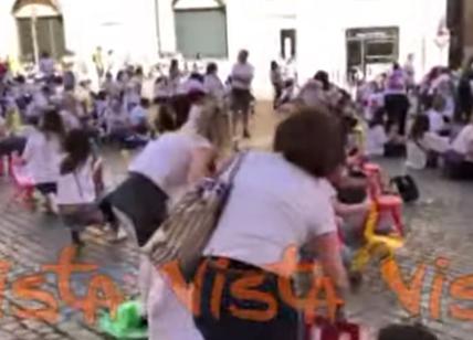 Montecitorio, protesta dei nidi privati: Sedioline sbattute in piazza. VIDEO