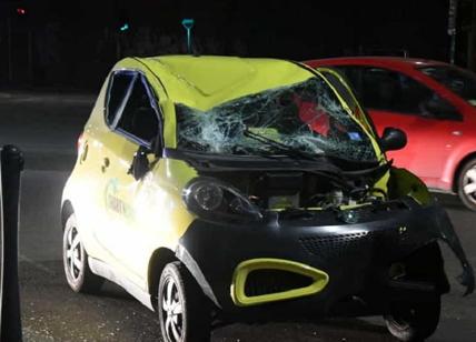 Milano, sette minorenni distruggono un'auto con una spranga