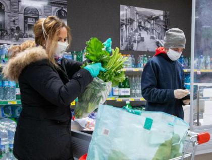 Coronavirus, buoni spesa a Varese: il sindaco li consegna ai primi 2 cittadini