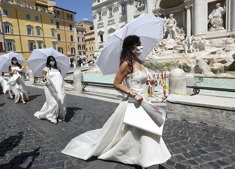 spose flash mob fontana trevi 03