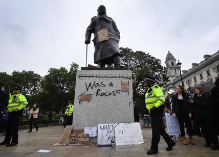 Statua Churchill sfregiata a Londra durante manifestazioni. "Era un razzista"